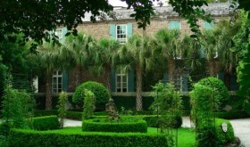The Governor's House Inn's beautiful courtyard. historic hotels wedding hotspots