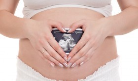 Mommy-to-be holding sonogram. pregnancy announcement ideas